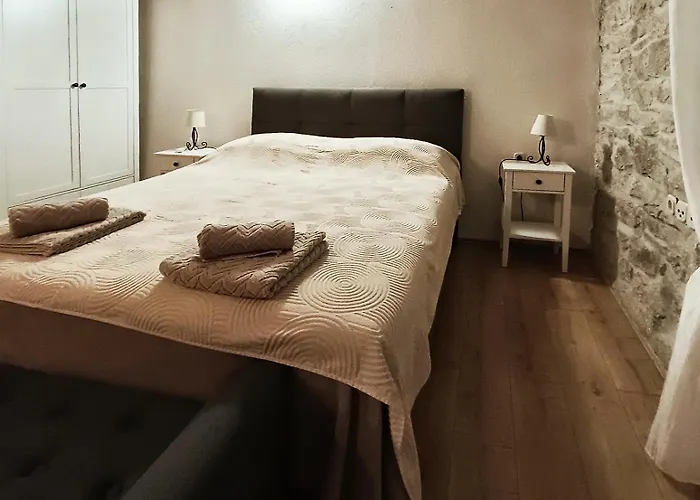 Gloria - Old Center *